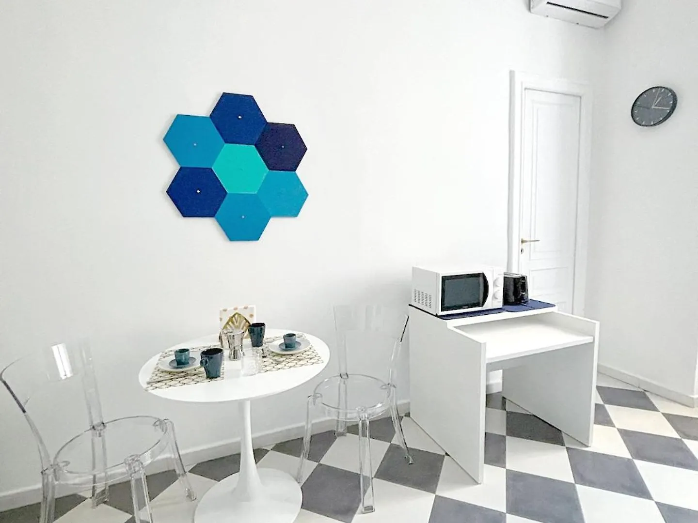 Quid Juris 28 - Santa Lucia Apartment Naples Italy